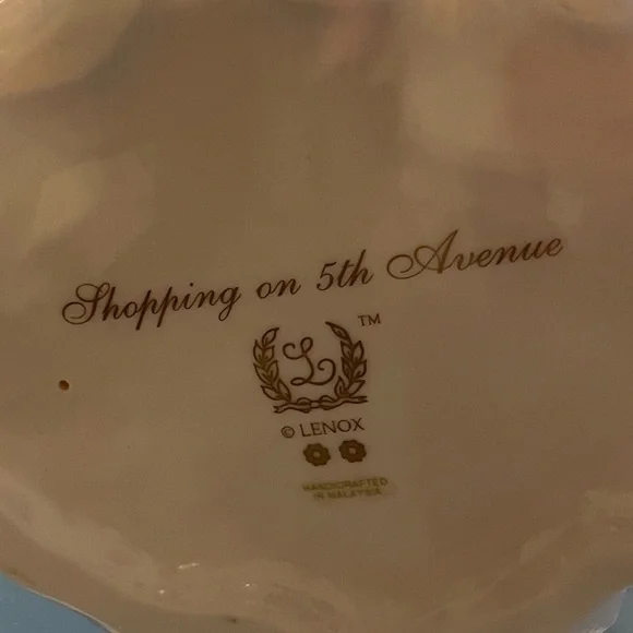 ‘Shopping on 5th Avenue’ Victorian Ladies of Fashion Figurine - Picture 3 of 3